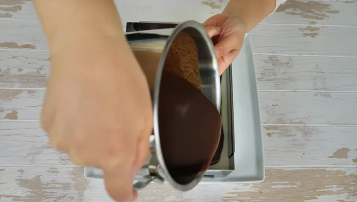 Kuchen für mindestens 6 Stunden in den Kühlschrank stellen, damit der Pudding und die Schokosauce fest werden.