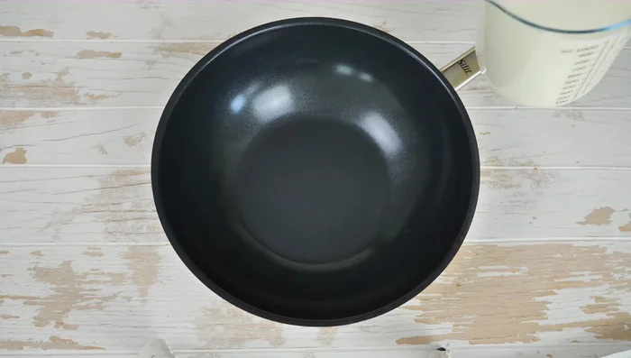 Alle Zutaten außer Butterkekse in einen Topf geben und einen Pudding anrühren.