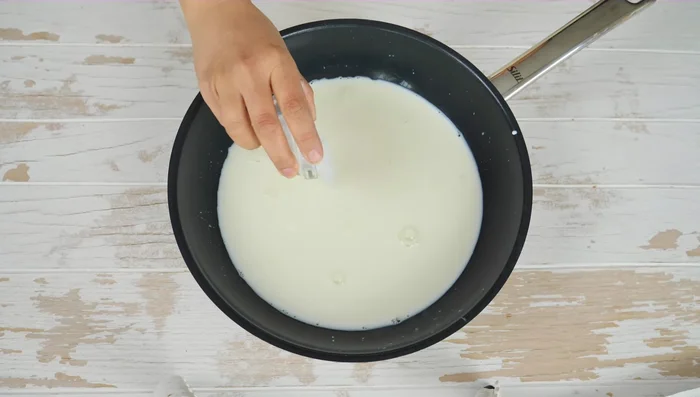 Pudding auf dem Herd erhitzen, bis die Masse eindickt (ca. 1-2 Minuten köcheln lassen, ständig rühren).