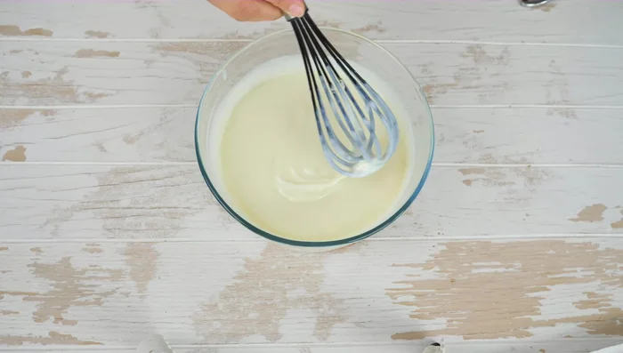 Butter in den Pudding einrühren, bis sie geschmolzen ist.