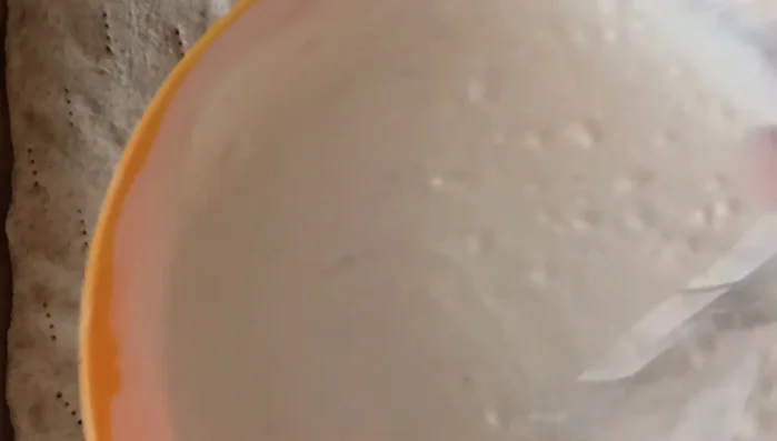 Creme fraiche, Mascarpone und Magerquark vermischen. Optional: Kräuter hinzufügen.