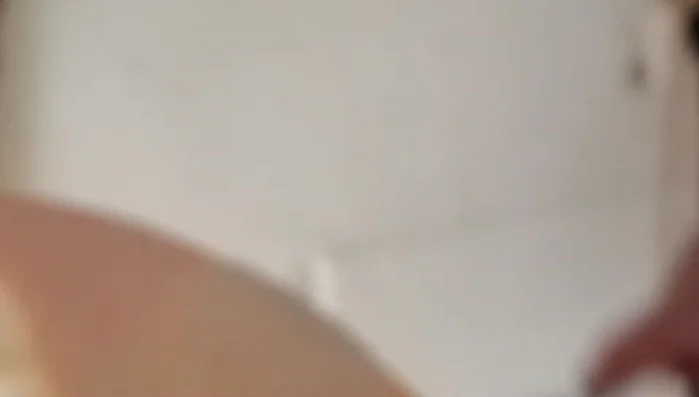 Die Käse-Quark-Masse auf den Brotteig geben.