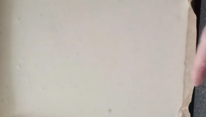 Zum Schluss die Eier und Salz unter die Käse-Quark-Masse mischen.