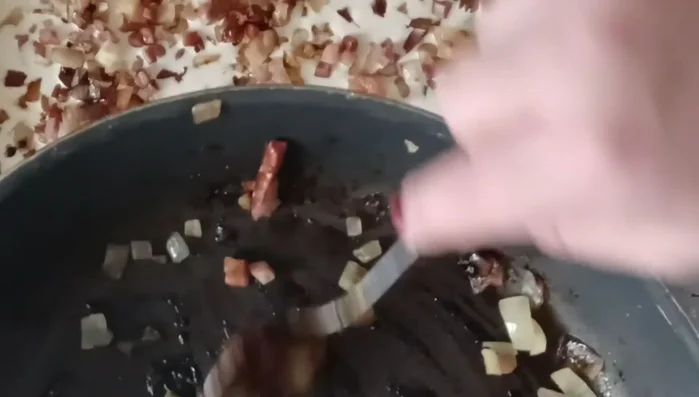 Kreuzkümmel (oder Kümmelpulver) über den Kuchen streuen.