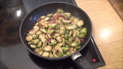 Rosenkohl mit Speck & Zwiebeln: Rezept & Anleitung