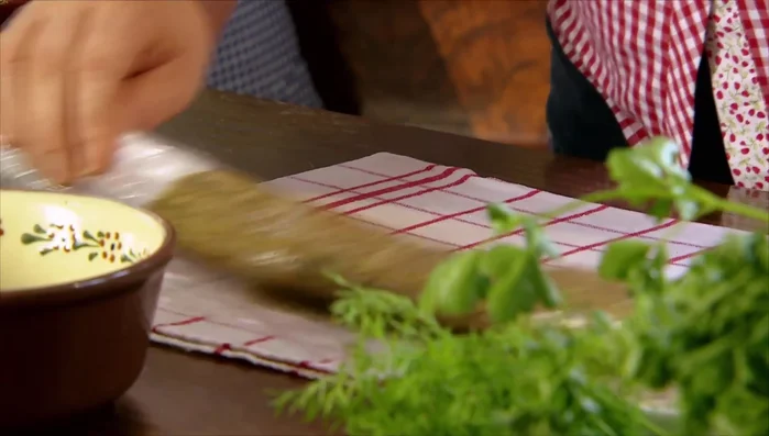 Den Teig für anderthalb Stunden in den Kühlschrank stellen.