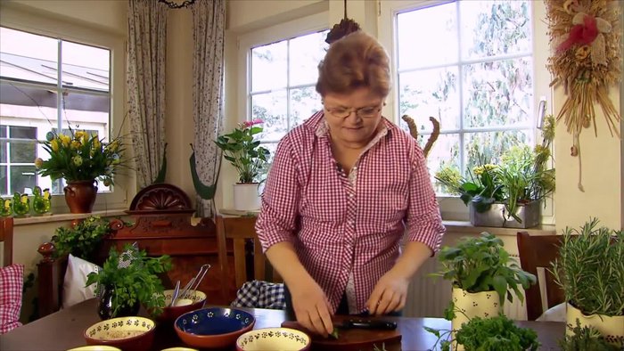 Kräuter, Paniermehl, Haselnüsse, Eier und Kräutersalz zu einem Teig vermengen. Die Konsistenz sollte so sein, dass der Teig schwer vom Löffel fällt. Gegebenenfalls mehr Paniermehl hinzufügen.