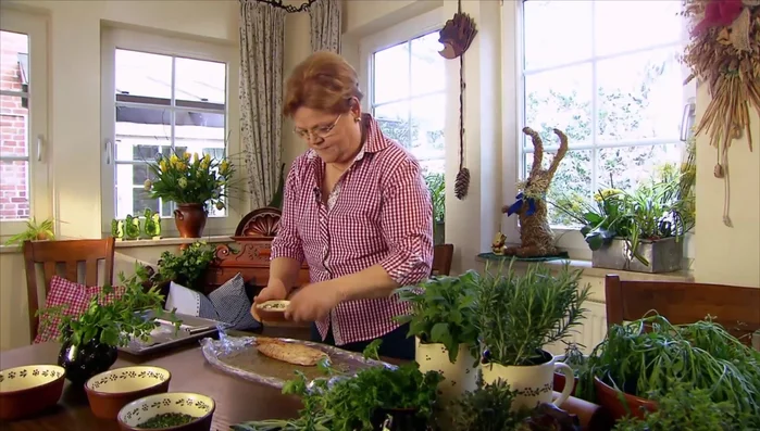 Das abgekühlte Filet mit Kräutersalz einreiben.