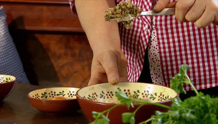 Teig auf Backfolie ausbreiten und mit einer zweiten Folie darüber mit dem Nudelholz dünn ausrollen.