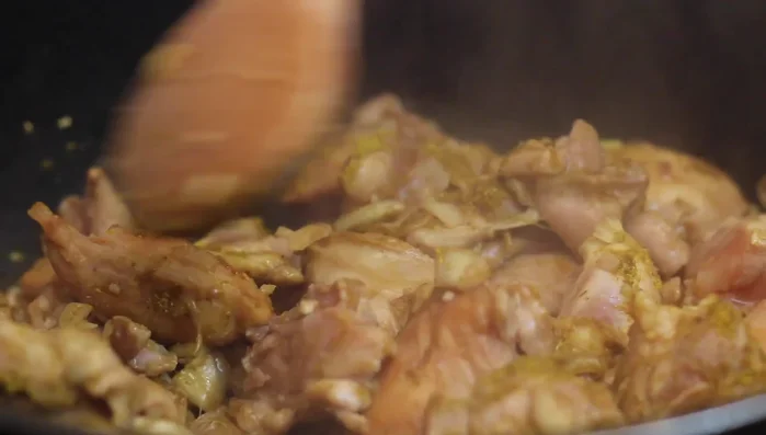 Mit Kokosmilch ablöschen.