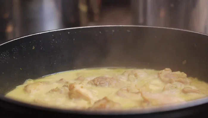 Gemüse hinzufügen, verrühren und mit Pfeffer und Sojasauce würzen.