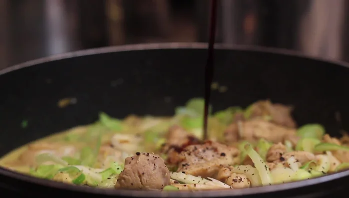 Mit Deckel ca. 10 Minuten köcheln lassen, bis das Hähnchen gar ist und die Kokosmilch leicht angedickt ist.