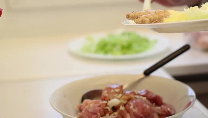 Hähnchenfleisch mit Sojasauce, Knoblauch und Zitronengras marinieren (ca. 30 Minuten im Kühlschrank).