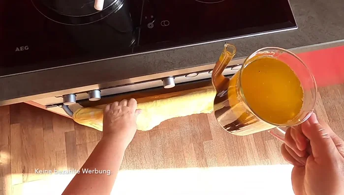 Die Soße nach Belieben mit Brühe aus dem Bräter verfeinern. (993.29)