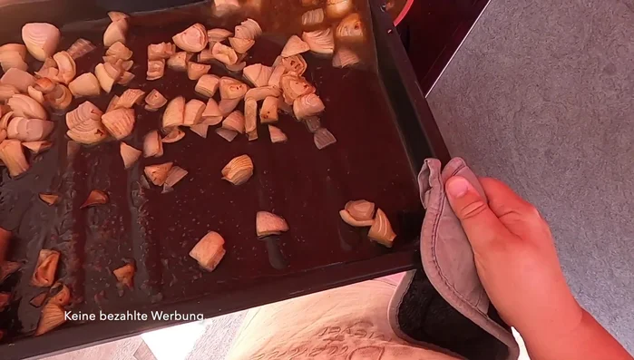 Rotkohl hinzufügen und mitbraten. (1127.179)