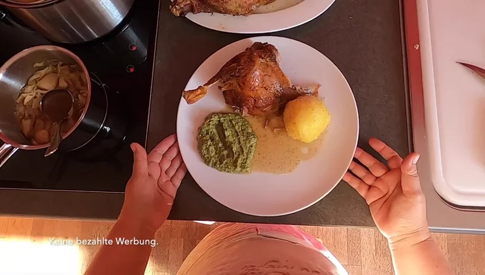 Die Enten tranchieren und mit der Soße servieren. (1132.26)