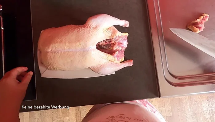 Die Enten gründlich waschen und trocken tupfen. Bürzel entfernen (optional).