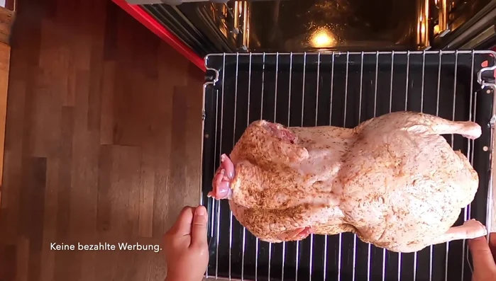 Zwiebeln klein schneiden und für die Soße beiseite stellen. (693.79)