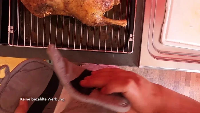 Enten aus dem Ofen nehmen und ausruhen lassen. (803.06)