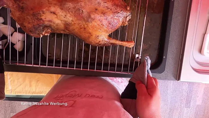 Das Entenfett aus dem Bräter entfernen und für die Soße aufbewahren. (876.02)