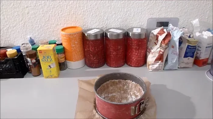 Backofen auf 175°C vorheizen und den Tarteboden für 20 Minuten backen.