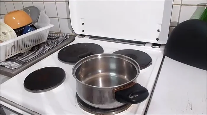 Füllung zubereiten: Milch und Creme double in einem Topf aufkochen.