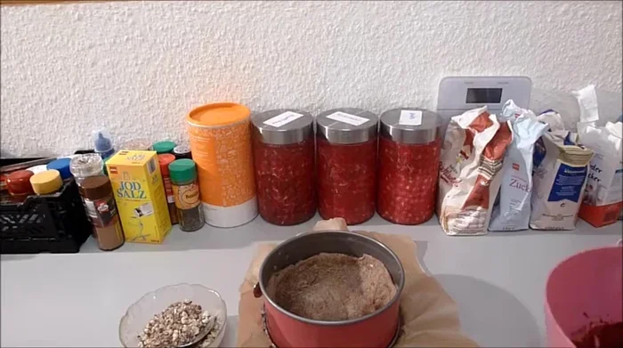 Die Schokoladenmasse auf den vorgebackenen Tarteboden geben.