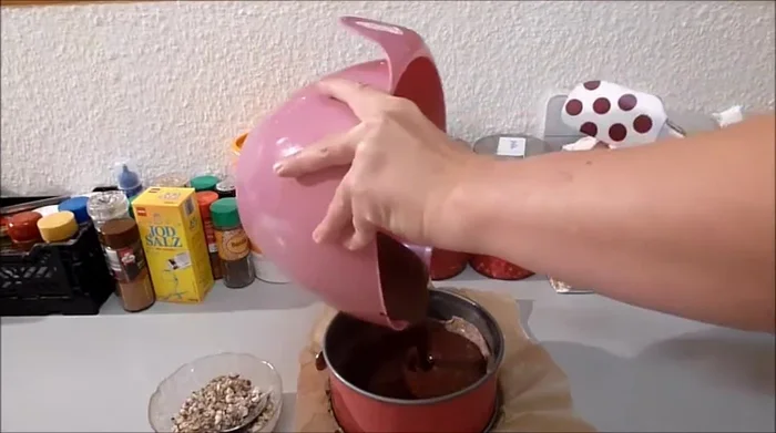 Haselnüsse darüberstreuen.