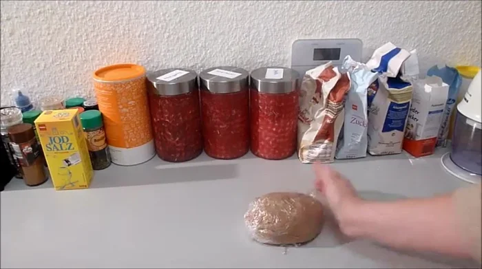 Teig in Frischhaltefolie wickeln und für 30 Minuten in den Kühlschrank stellen.