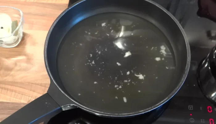 Heilbutt zubereiten: Essig, Weißwein, Zwiebeln, Lorbeerblatt, Piment und Pfefferkörner in einer großen Pfanne zum Kochen bringen. Fisch hinzufügen und 5 Minuten köcheln lassen. Wenden und weitere 5 Minuten köcheln lassen.