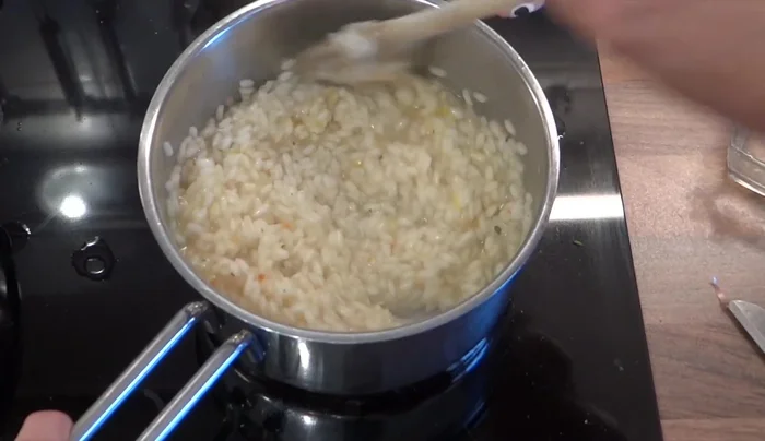 Zitronensaft unter den Zitronenreis rühren. Mit Butter verfeinern.