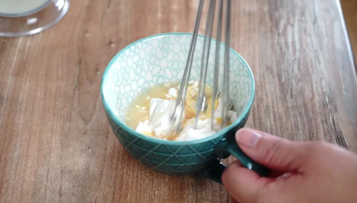 Puddingpulver und Zucker verrühren.