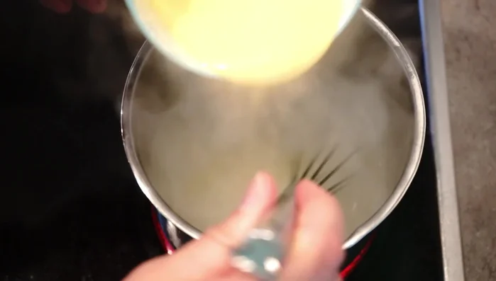 Birnensaft aufkochen, Puddingpulver einrühren, vom Herd nehmen und abkühlen lassen.