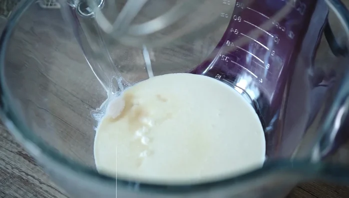 Sahne steif schlagen, etwas Sahne beiseite stellen.