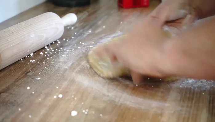 Marzipan auf Puderzucker ausrollen und die Torte damit eindecken.