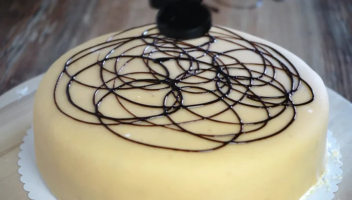 Torte verzieren (Topping, Zuckerperlen, Mandeln).