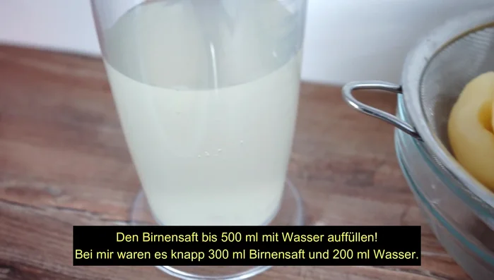 Birnen abgießen und abmessen (ca. 300ml Saft). Mit Wasser auf 500ml auffüllen.