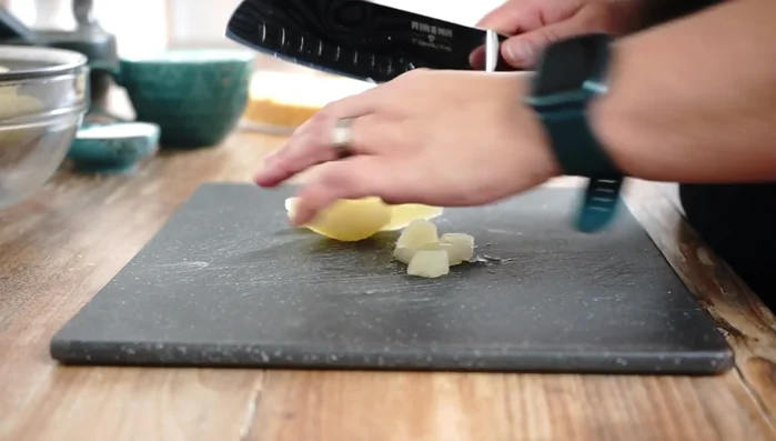 Birnen klein würfeln.