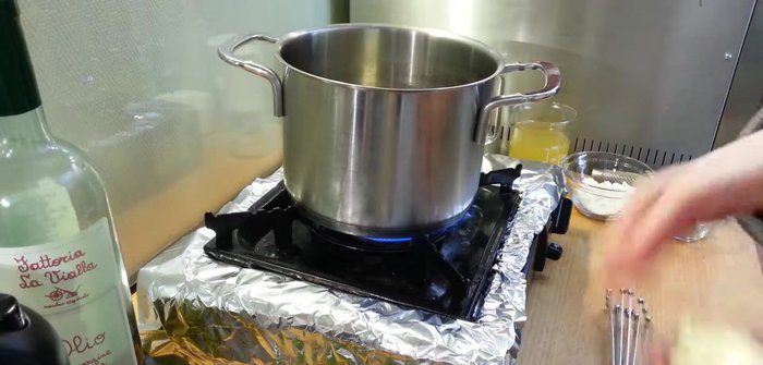 Butter in einem Topf zerlassen. Mehl hinzufügen und 2 Minuten anschwitzen.