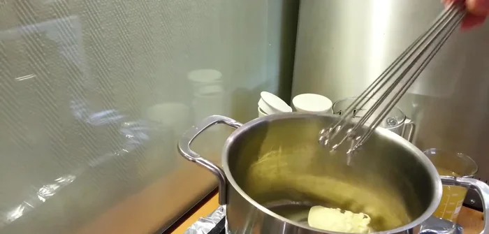 Milch und Gemüsebrühe hinzufügen und köcheln lassen.