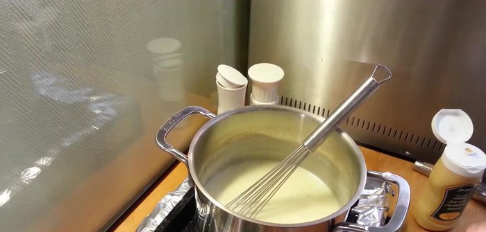 5 Minuten köcheln lassen, dann 2 EL Senf hinzufügen.