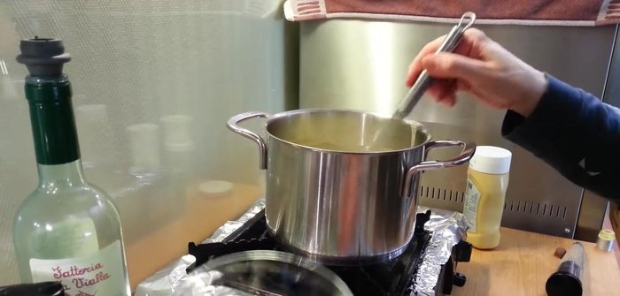 Mit Salz, Pfeffer und Muskatnuss abschmecken.