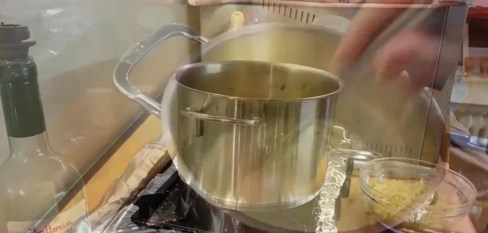 Makkaroni in Salzwasser 7 Minuten kochen.