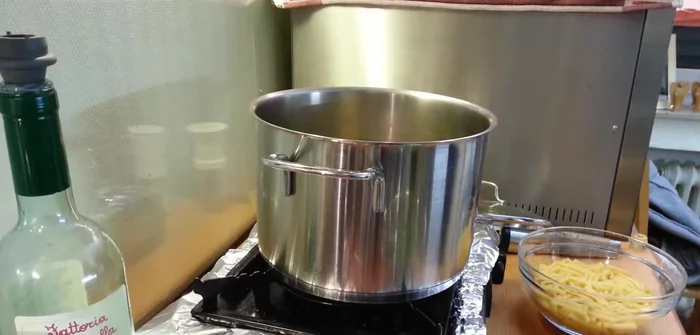 Nach 2 Minuten Kochzeit die Bohnen hinzufügen und weitere 5 Minuten köcheln lassen.