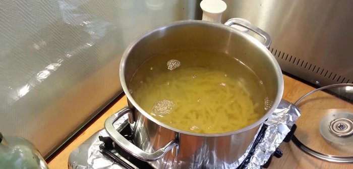 Rotbarschfilet in die Sauce geben und weitere 2 Minuten köcheln lassen.