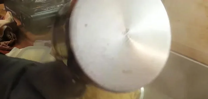 Nudeln abgießen und mit der Sauce vermischen.