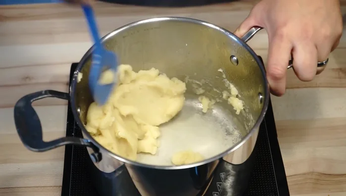 Den Teig ca. 2-3 Minuten unter Rühren köcheln lassen, bis sich am Topfboden eine milchige Schicht bildet. (109.28)