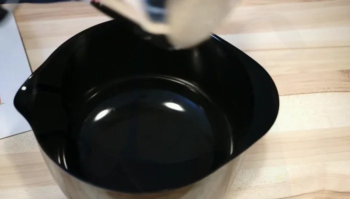 Den Teig in eine andere Schüssel geben und abkühlen lassen. (133.94)