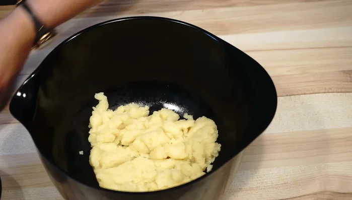 Die Eier einzeln unterrühren. Gegebenenfalls ein viertes Ei hinzufügen, wenn der Teig zu fest ist. (138.03)