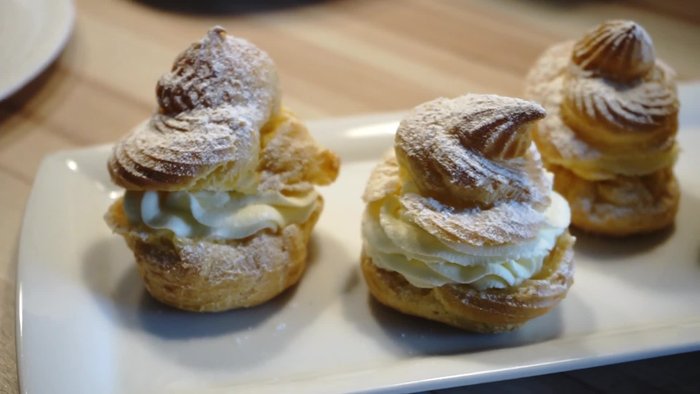 Butter, Salz und Wasser in einem Topf zum Kochen bringen. (7.559)
